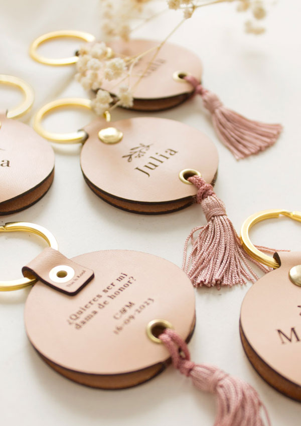 Clauer de cuir personalitzat amb frase especial per a regalar a les teves dames d'honor el dia del casament